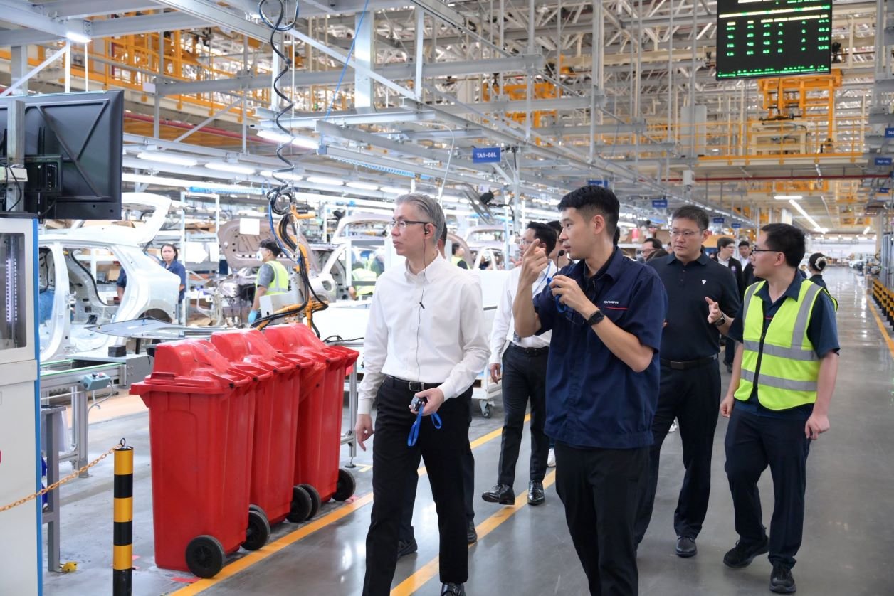 ปลัดอุตฯ ตรวจเยี่ยมไลน์การผลิตรถยนต์ไฟฟ้ารุ่นใหม่ NEVO Q05  