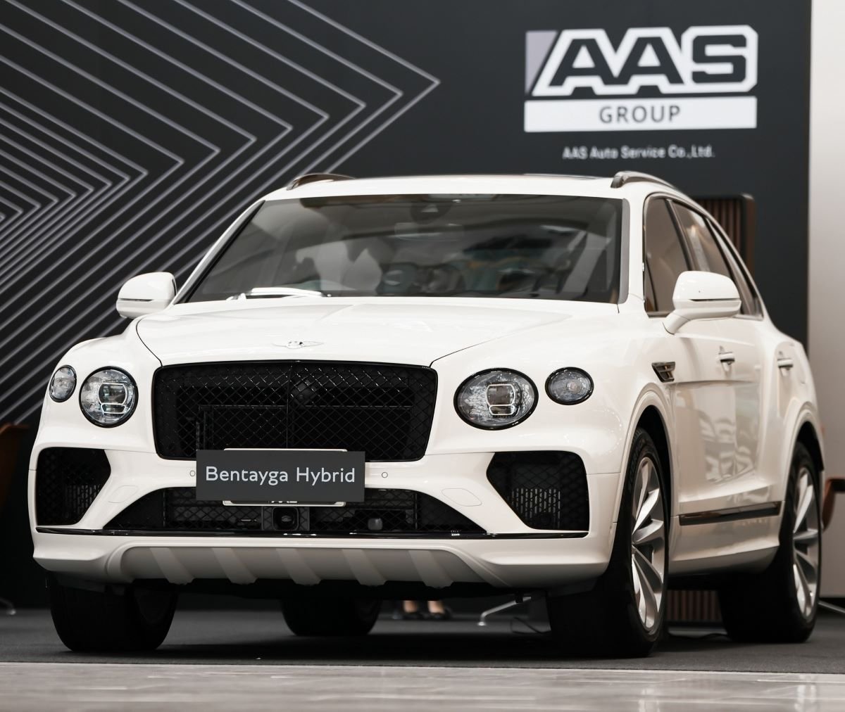 Bentayga Hybrid แต่งสปอร์ต จัดโรดโชว์ ณ ศูนย์การค้าเอ็มโพเรียม
