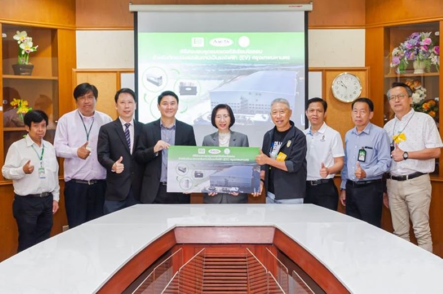 EA มอบชุดแบตเตอรี่ลิเทียมไอออน ‘อมิตา เทคโนโลยี’ หนุนกทม.พัฒนายานยนต์ไฟฟ้าดัดแปลง EA มอบชุดแบตเตอรี่ลิเทียมไอออน ‘อมิตา เทคโนโลยี’ หนุนกทม.พัฒนายานยนต์ไฟฟ้าดัดแปลง