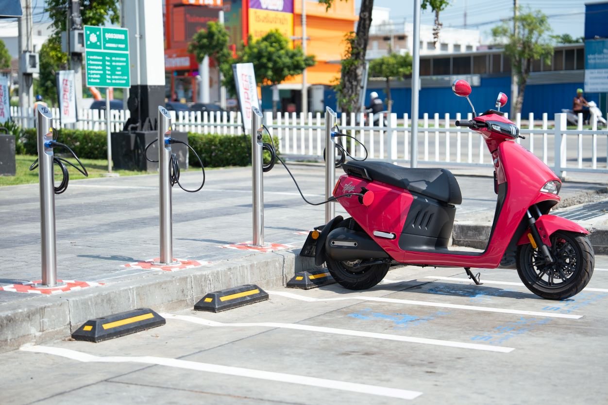 วิกฤตพลังงานโลกสร้างจุดเปลี่ยน “สลีค อีวี” ชี้มอเตอร์ไซค์ไฟฟ้า สะดวก ปลอดภัย คุ้มค่าระยะยาว