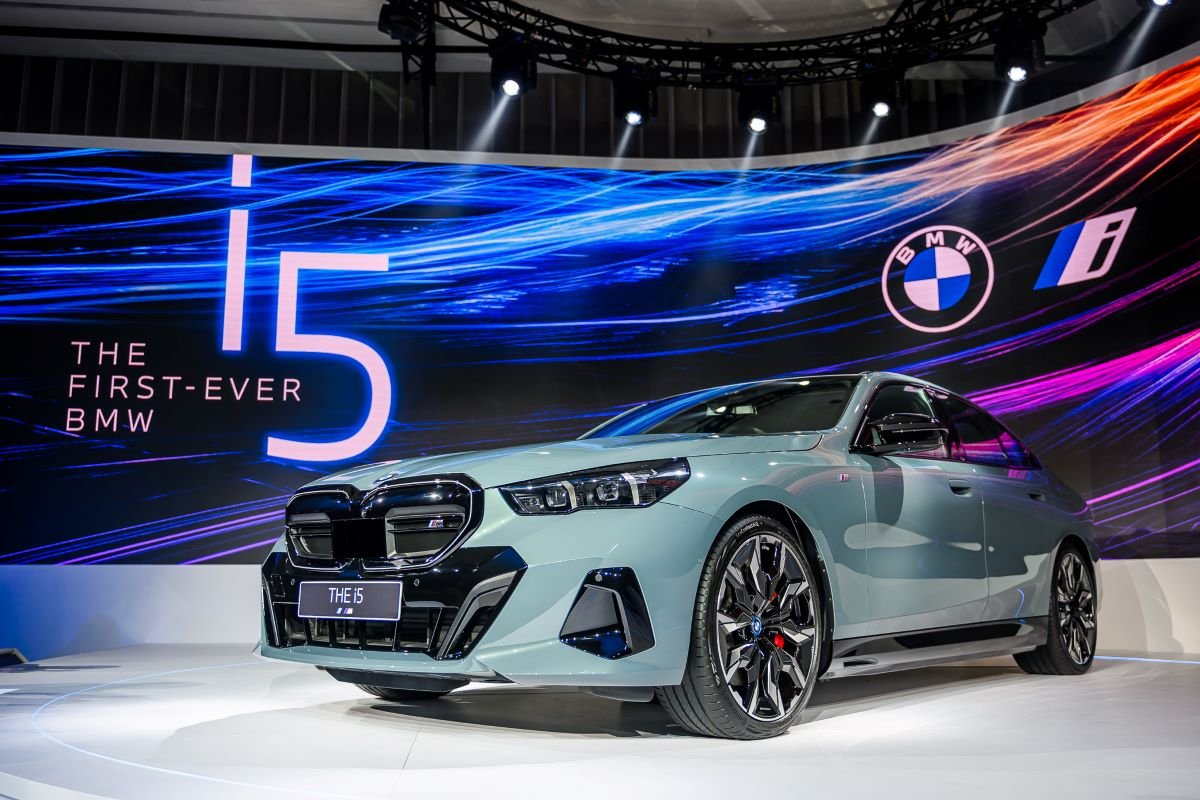 เผยโฉม THE FIRST-EVER BMW i5 พลังงานไฟฟ้า 100% วิ่งไกลสุด 582 กม.ราคาเริ่มต้น 4,999,000 บาท เผยโฉม THE FIRST-EVER BMW i5 พลังงานไฟฟ้า 100% วิ่งไกลสุด 582 กม.ราคาเริ่มต้น 4,999,000 บาท