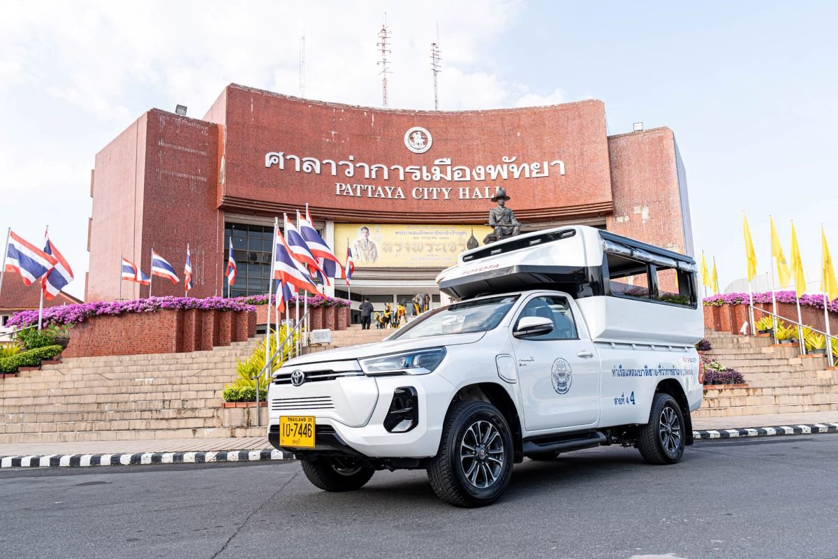 โตโยต้า ส่งมอบกระบะไฟฟ้า Hilux Revo-e ประกอบในไทย 12 คัน ให้สหกรณ์เดินรถพัทยา