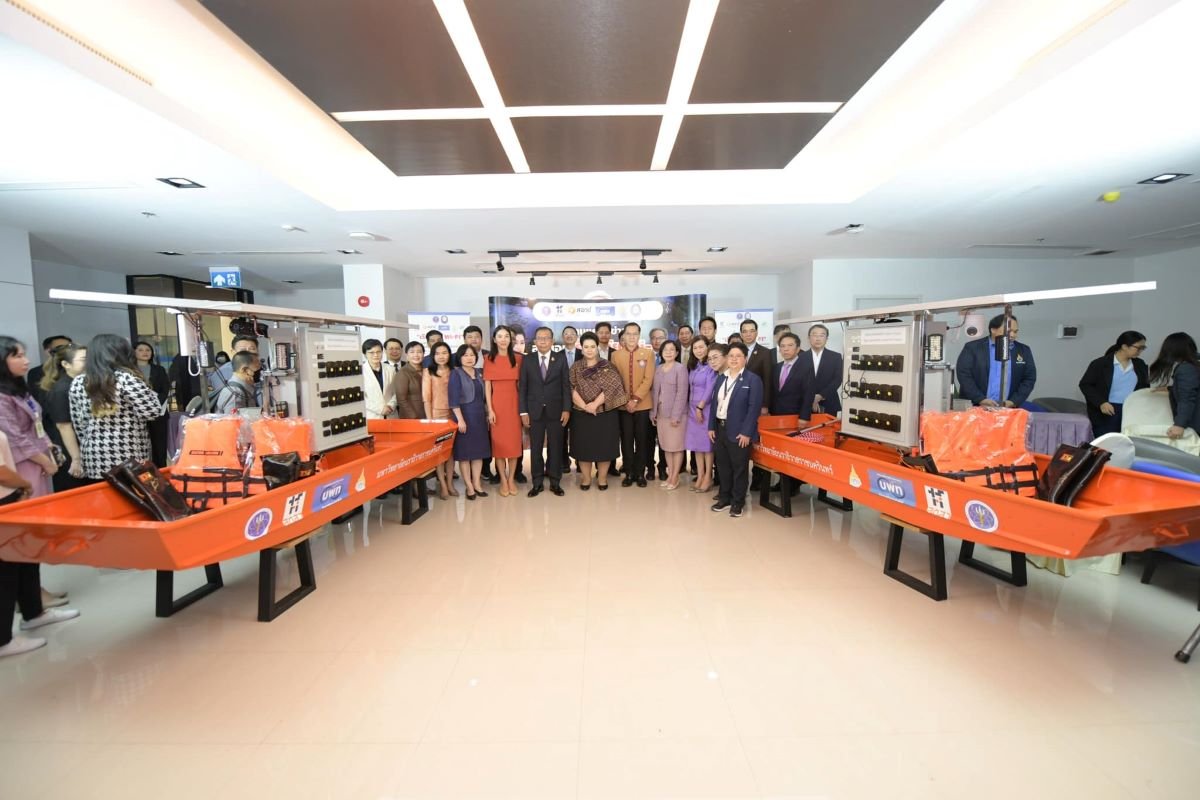 อว.ส่งมอบเรือกู้ภัย Wi-Fi ให้มูลนิธิเพื่อนพึ่ง (ภาฯ) ยามยาก ช่วยเหลือผู้ประสบอุทกภัย อว.ส่งมอบเรือกู้ภัย Wi-Fi ให้มูลนิธิเพื่อนพึ่ง (ภาฯ) ยามยาก ช่วยเหลือผู้ประสบอุทกภัย