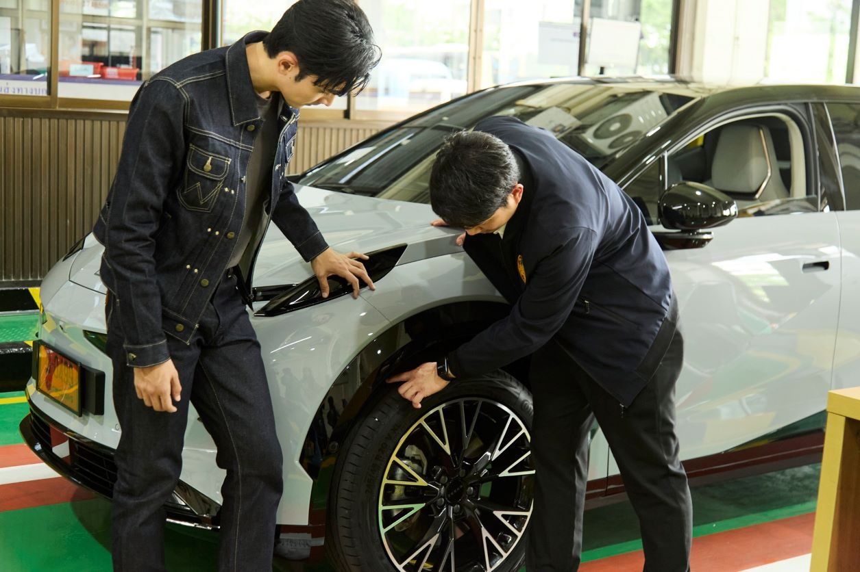 กรมขนส่งฯ ผนึก ยางคอนติเนนทอล และ ZEEKR แนะเทคนิคเตรียมพร้อมรถ EV