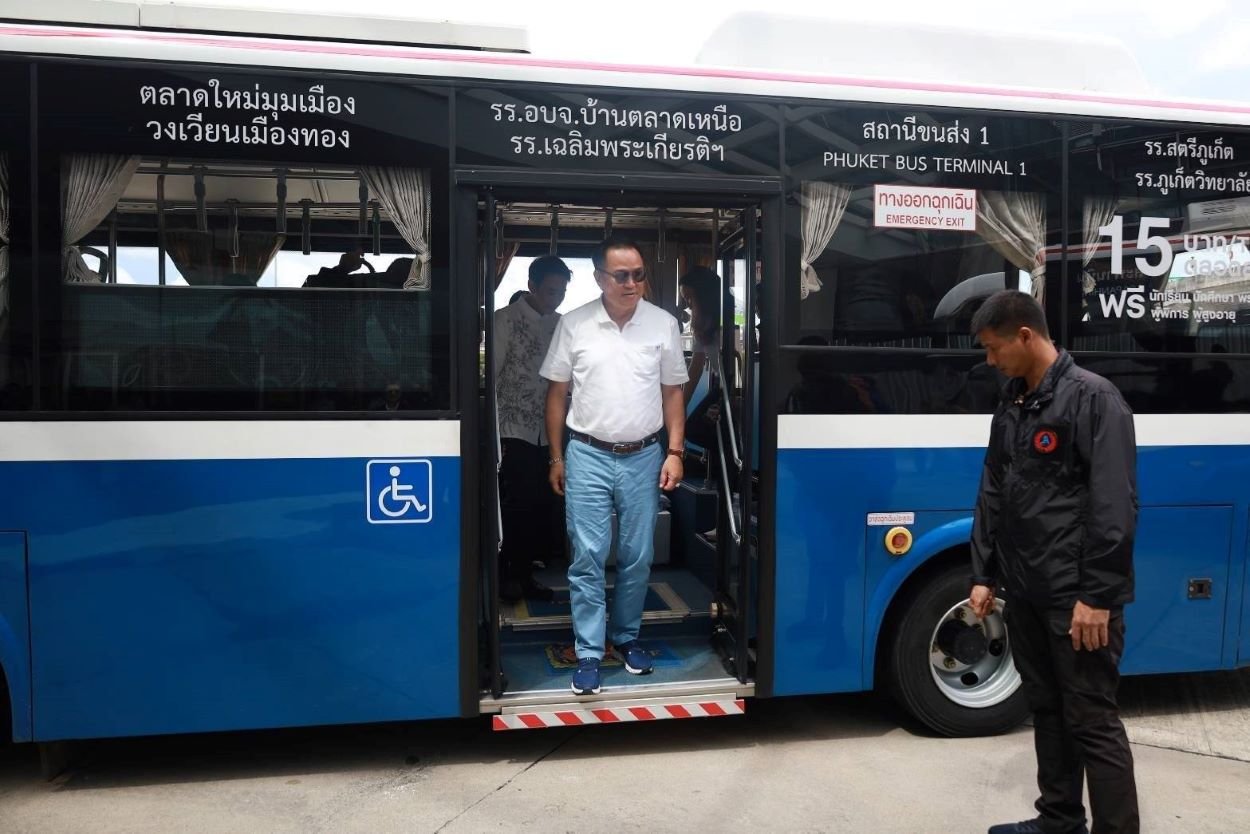 “อนุทิน” นำคณะนั่งรถ EV Smart Bus อบจ.ภูเก็ต รณรงค์ “Carpool” ลดใช้พลังงาน