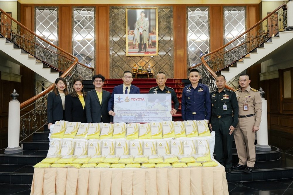 โตโยต้ามอบข้าวสารจากโรงสีข้าวรัชมงคล จำนวน 5,000 กิโลกรัม แก่กระทรวงกลาโหม โตโยต้ามอบข้าวสารจากโรงสีข้าวรัชมงคล จำนวน 5,000 กิโลกรัม แก่กระทรวงกลาโหม