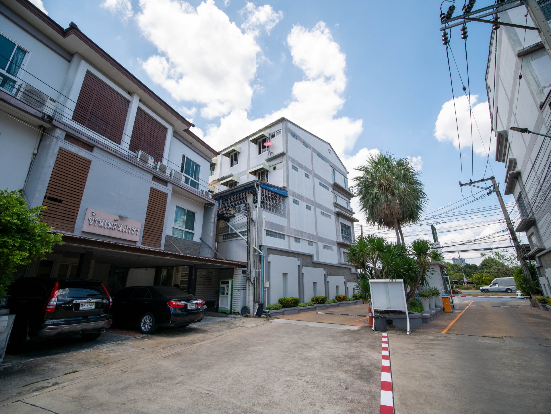 sell !! 3-story townhome, Tharadee project, next to Ratchapruek Road, large land area 132.2 sq m., suitable for an office, home office, and service apartment.