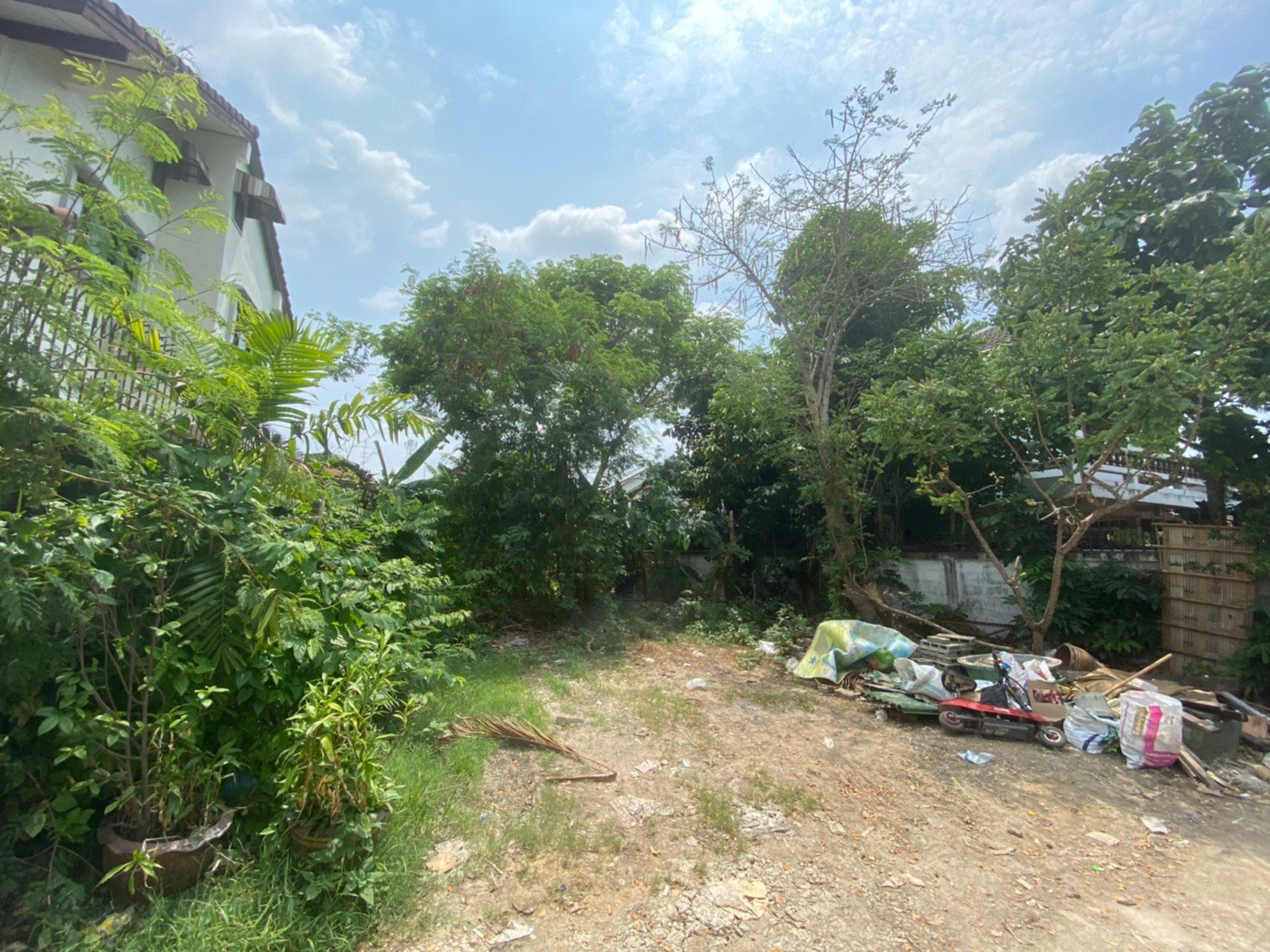 土地出售，适合建房。 在 Hong Prayoon 2 村，面积 61 平方哇，可通往 Bang Kruai-Thon Noi 路。 和 Ratchaphruek-Rama 5 特价！！！