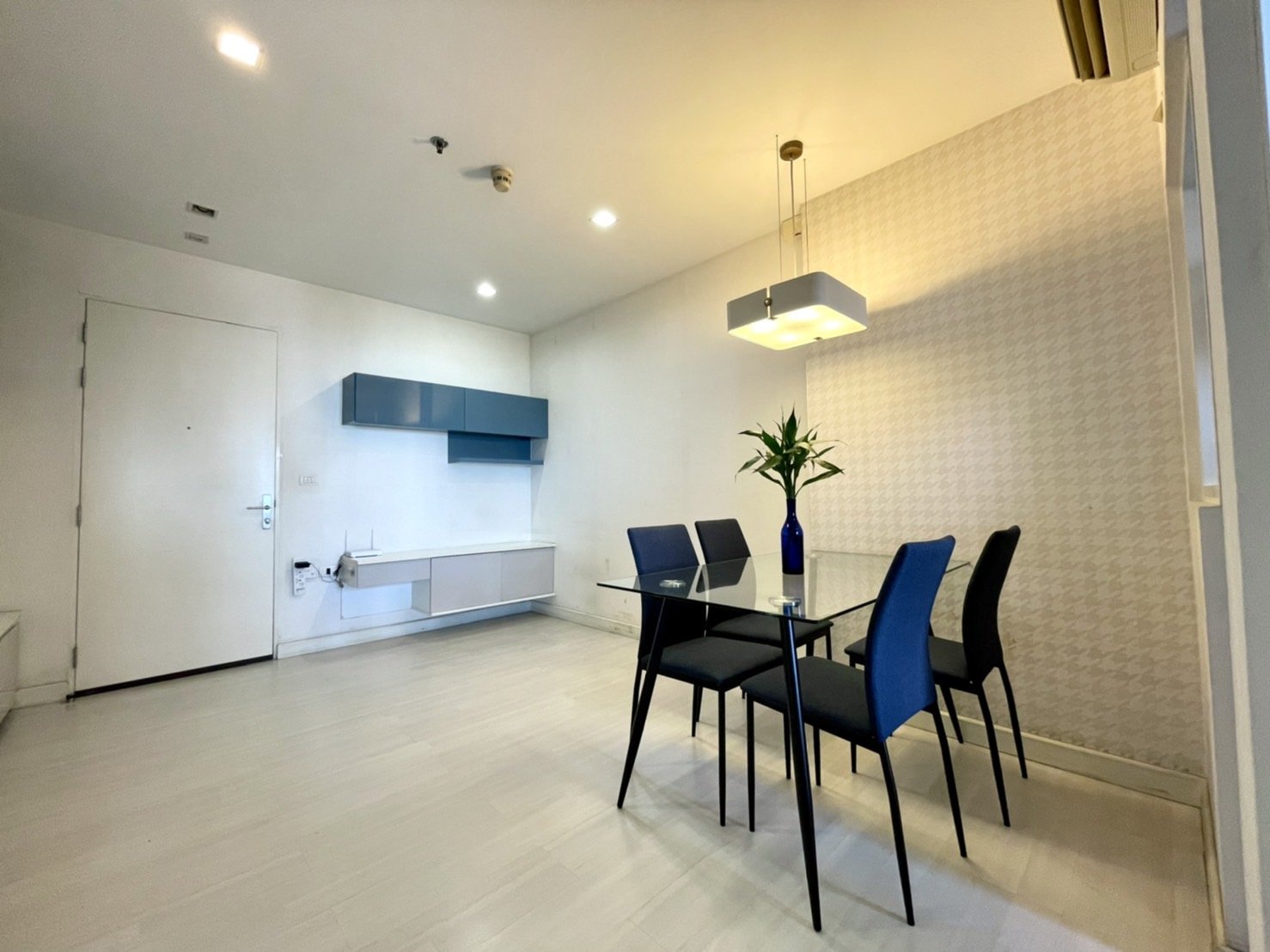 Best Price in Project!! Spacious 40.97 Sq.m Unit for sale at The Room Ratchada-Ladprao Near MRT Lat Phrao and MRT Ratchada (Yellow Line)