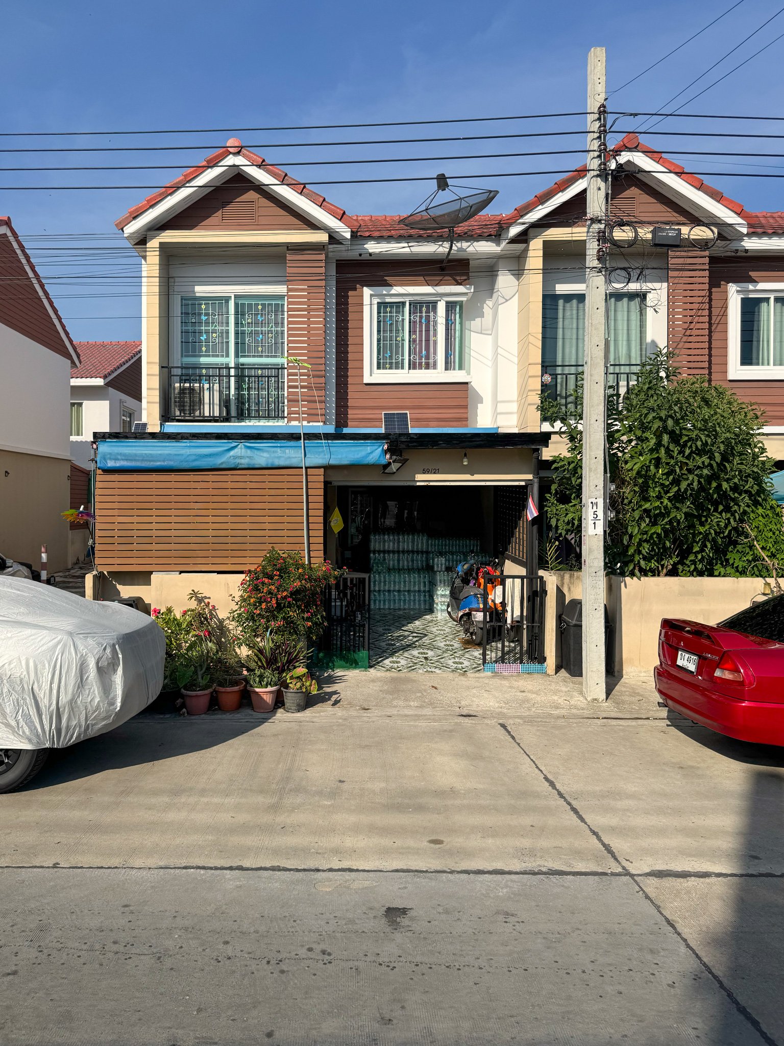 全新装修,拎包入住!出售位于Banpisan Suvarnabhumi项目,Bang Chalong,2/1户型,三室联排别墅