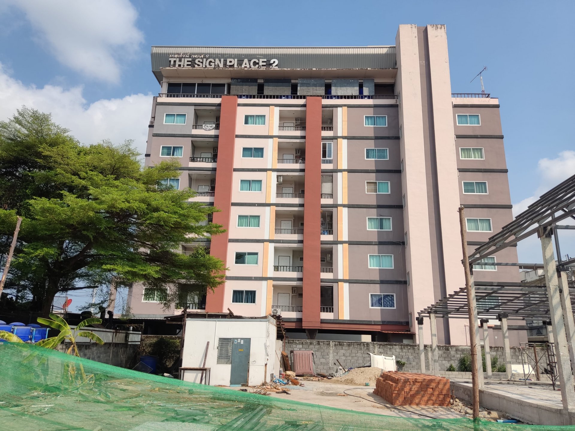 出售春武里 The Sign Place 2 公寓,  35.48 平方米. 2 楼边角房,  近 Chon Chai学校, Aikchol 医院