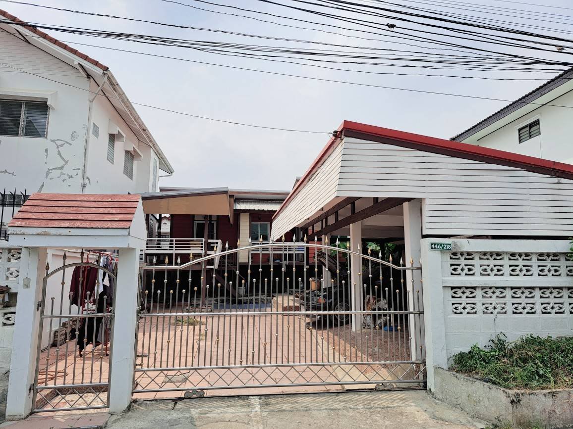 非常好的价格，优越的地理位置！ 房子设计与众不同！ 靠近 BTS Saphan Mai ，出售1层独立别墅 Phaholyothin 52 巷，面积 51 平方哇，2房2卫1厨房一车库，屋前有一个经典的凉亭。
