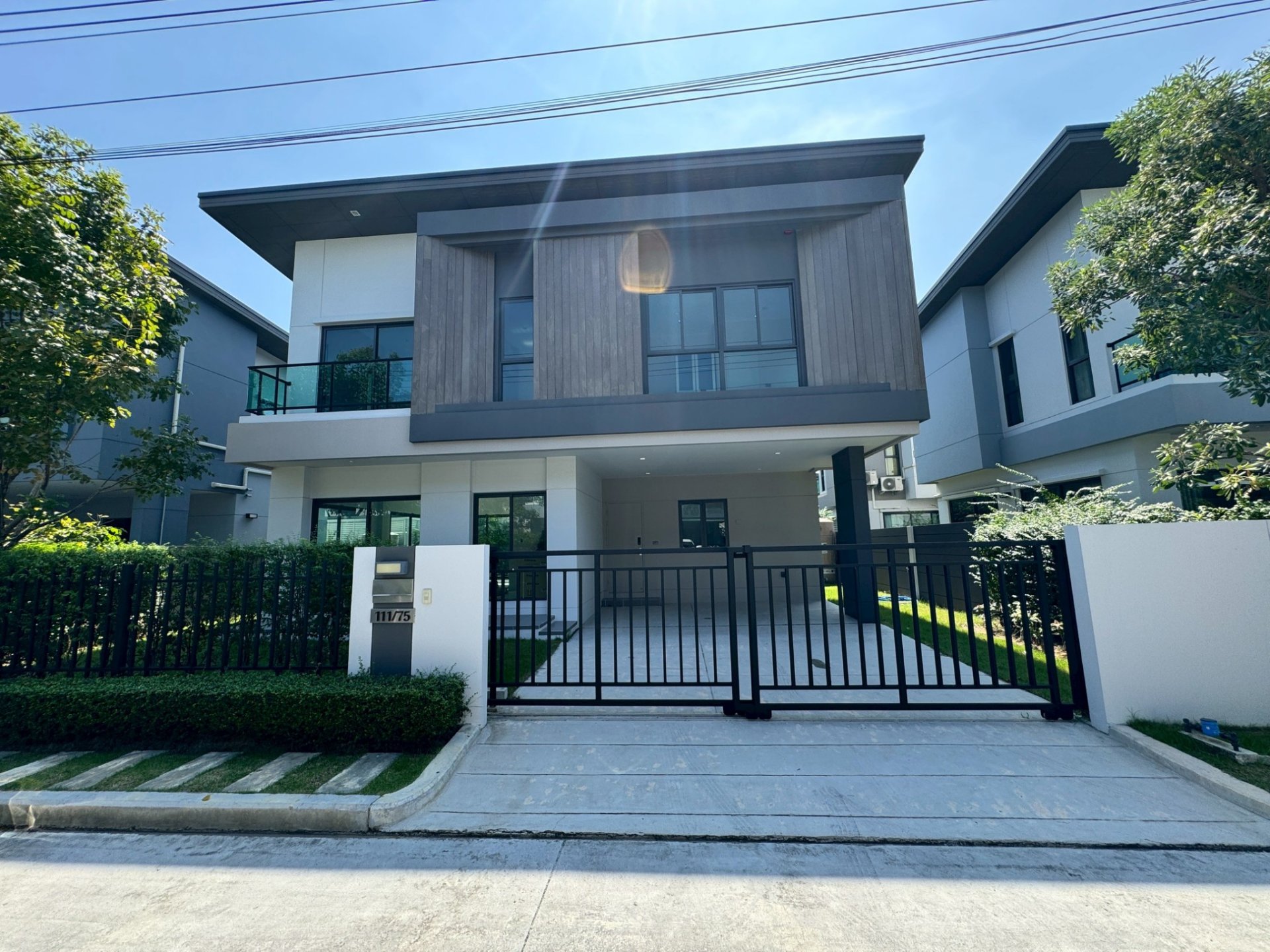 黄金机会！急售！！！低于开盘价！Venue ID Phaholyothin - Rangsit 独栋现代住宅，全新未入住！小区内最佳位置！设施齐全！ 地理位置优越，近 Phaholyothin 路、Don Mueang 收费公路和 Kanchanaphisek 外环路