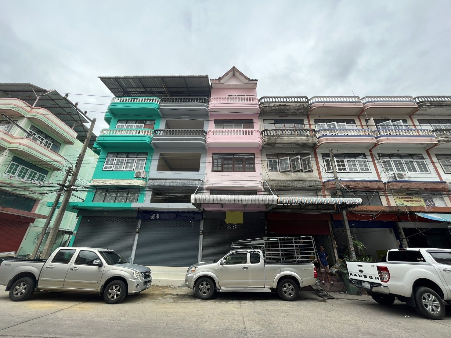 出售非常便宜的 4 层商业大楼，Petchkasem 路，（Siam Om Noi Boxing Stadium）Damrong Villa 村， 适合商业，居住，库存