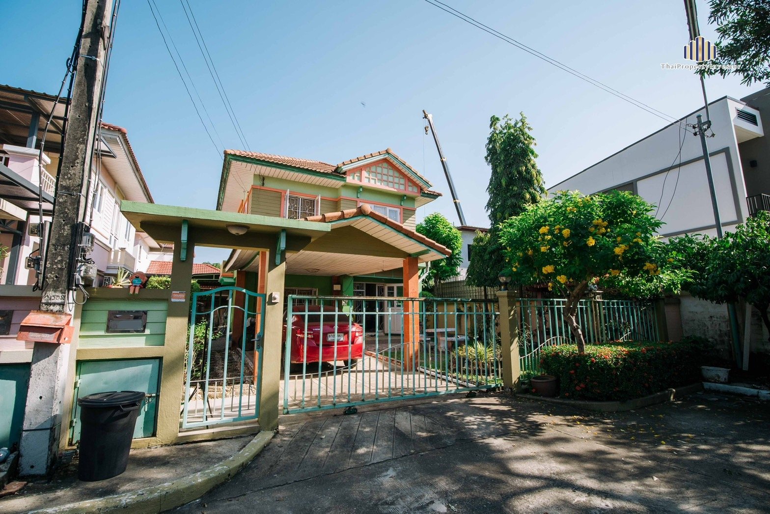 角落房，实质很新！ 快速出售别墅 Maneerin Lake & Park Village，毗邻Saphan Nonthaburi - Bang Bua Thong 路，靠近Bang Khu Wat 十字路口。