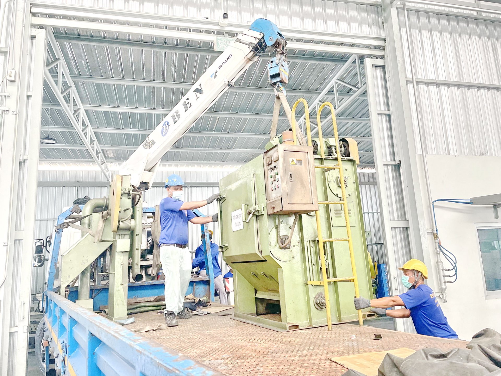 เครื่องยิงทรายมือสอง บรรจุ 300 กิโลกรัม  เครื่องยิงทรายมือสอง บรรจุ 300 กิโลกรัม