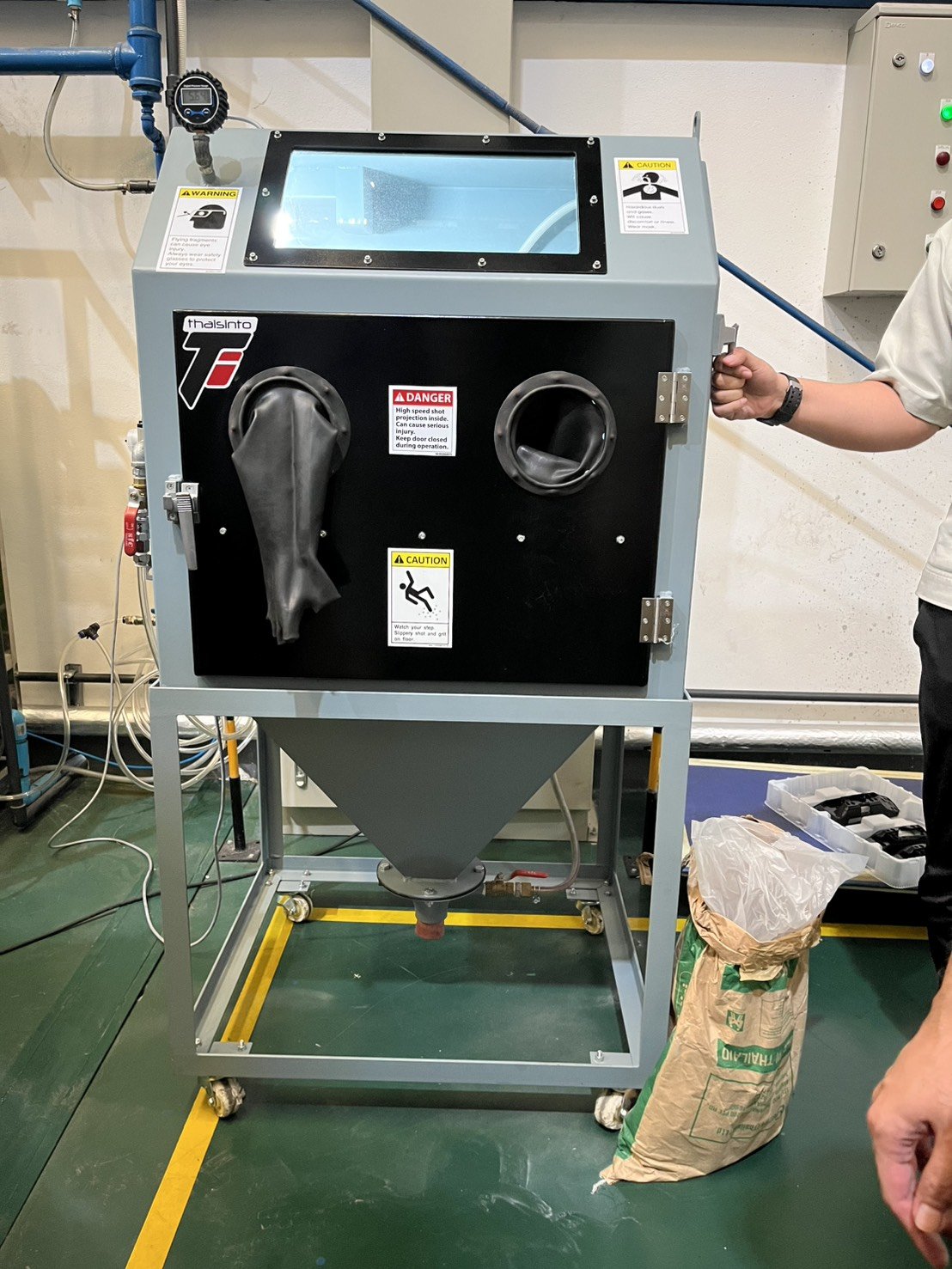 Compact Air-Blast Sandblasting Machine (Sinto Ti-MY-750) Available for Sale