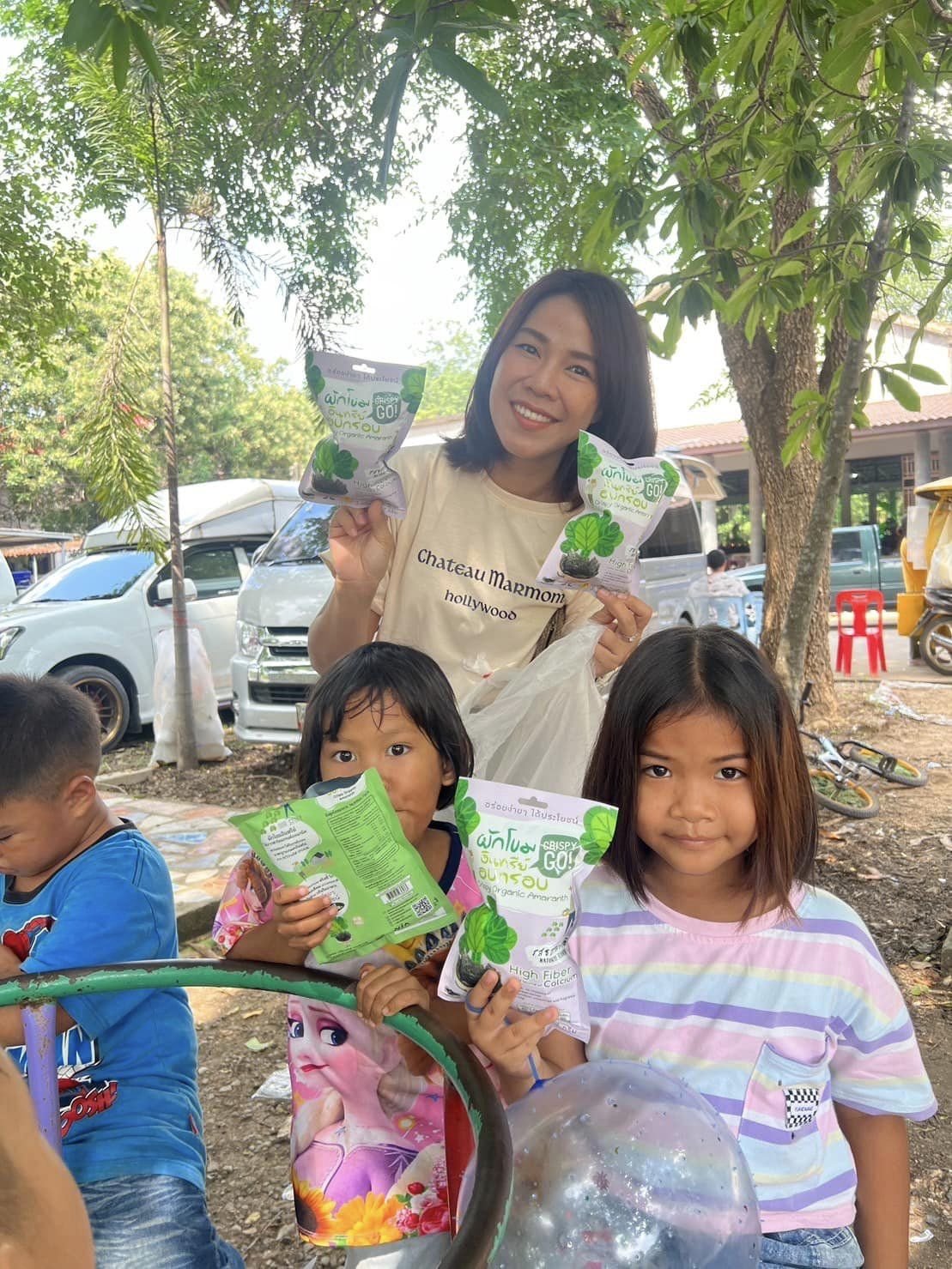 Crispy GO gives out almshouse snacks to the little ones so they can eat good snacks. Crispy GO gives out almshouse snacks to the little ones so they can eat good snacks.