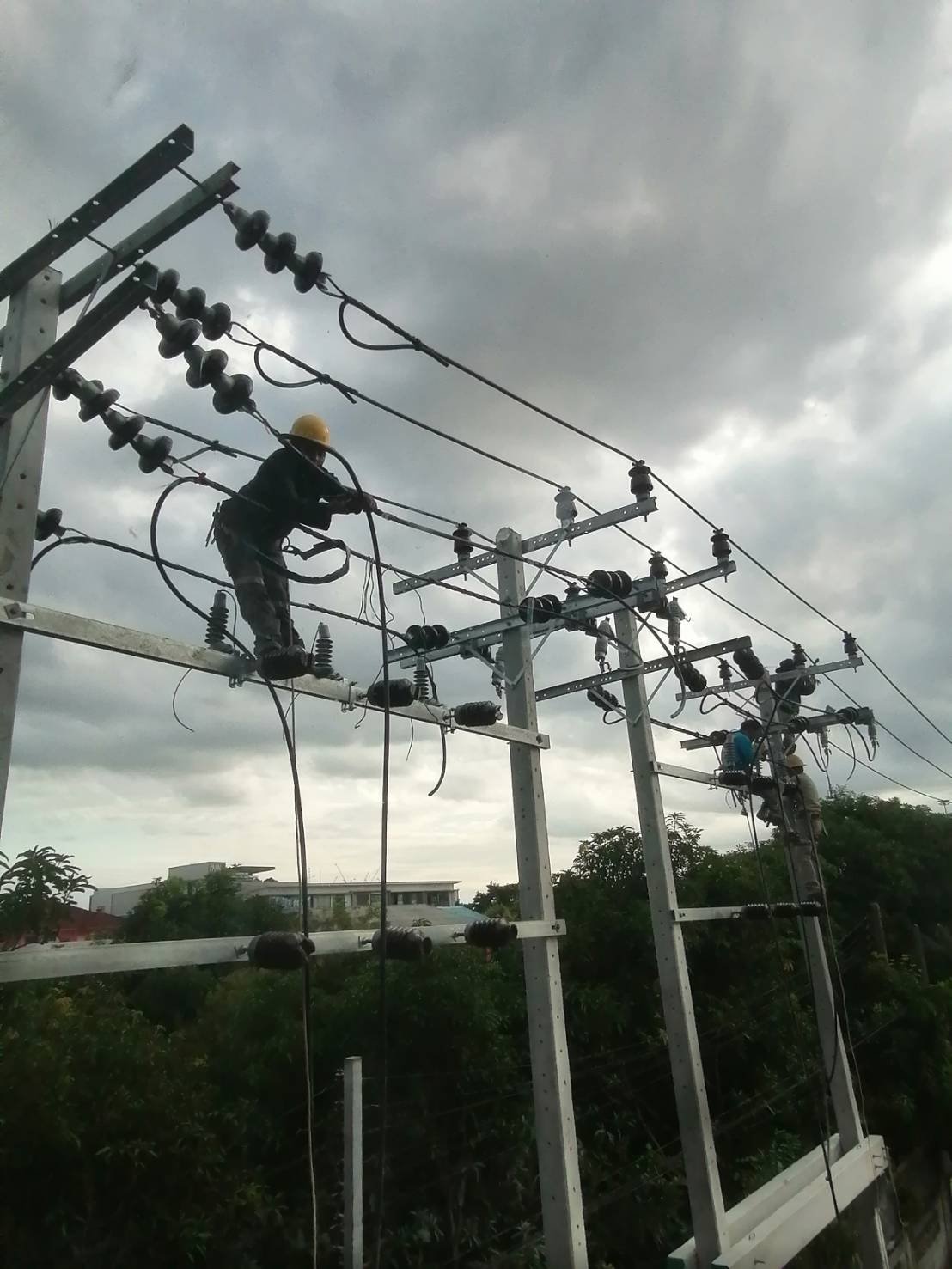 งานปูยางแอสฟัลท์ และงานติดตั้งเสาปักพาดสายไฟฟ้าแรงสูงโครงการ ถนนรอบสำนักงาน เกษตร นวมินทร์