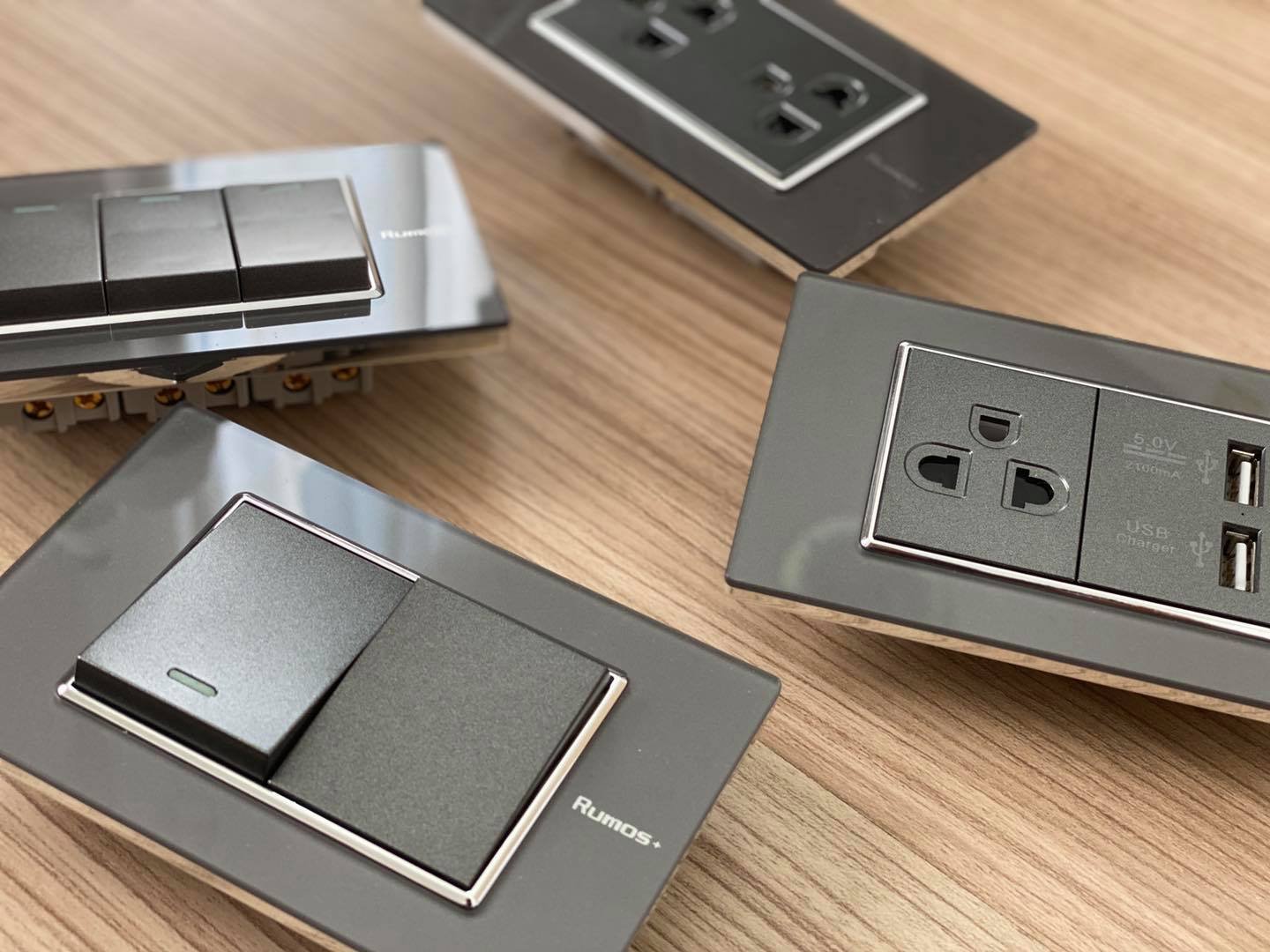 สวิตซ์ไฟรูมอสพลัส อะคลิลิคสีเทา สวิตซ์ไฟรูมอสพลัส อะคลิลิคสีเทา