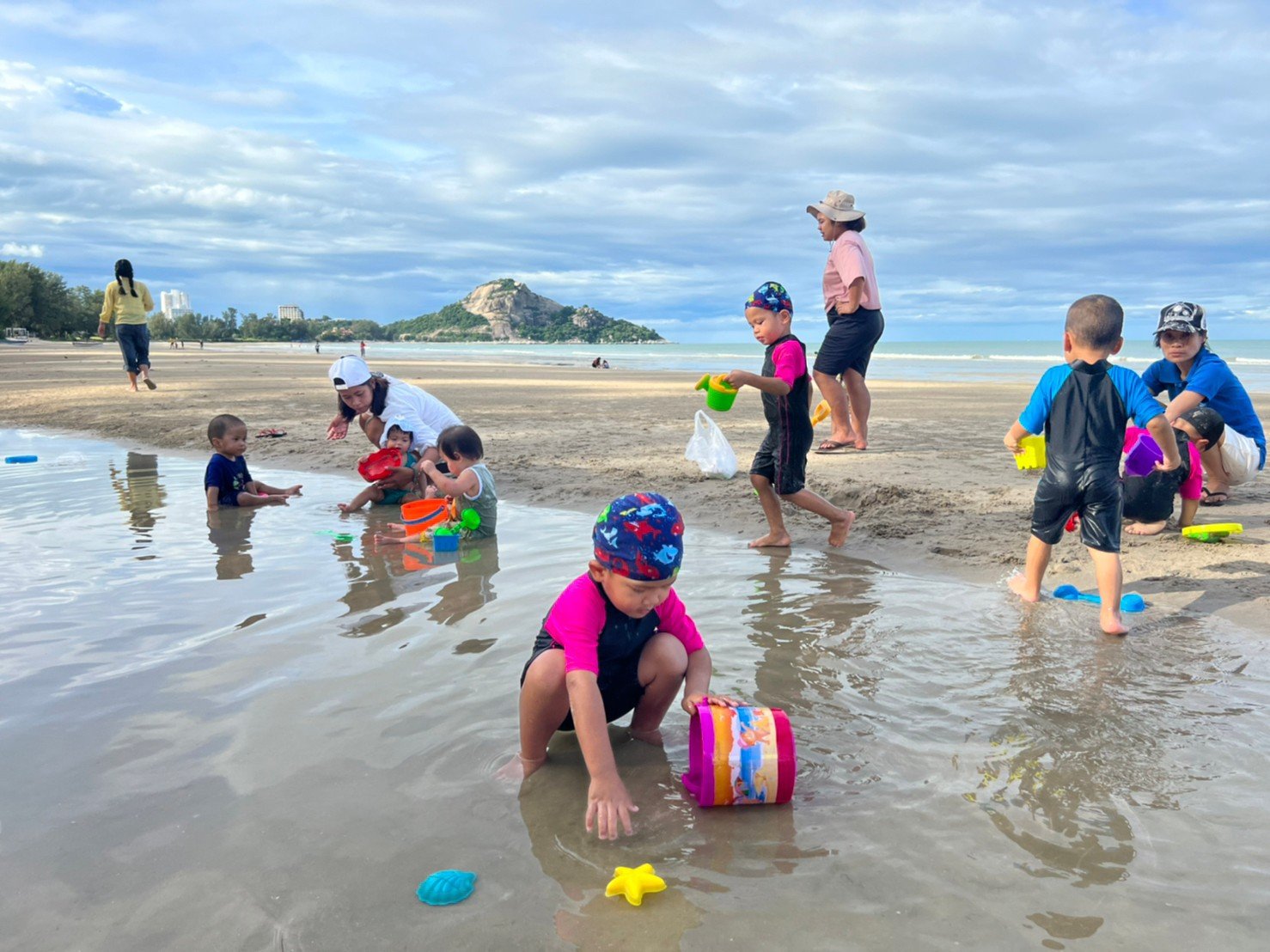 ทะเล พาเด็กๆ เที่ยวทะเล ทะเล พาเด็กๆ เที่ยวทะเล