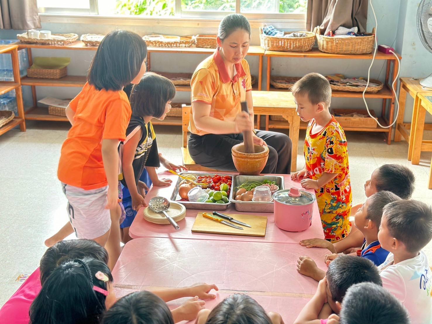 ชวนเด็กๆ ทำยำไข่ต้ม รสแซ่บ ชวนเด็กๆ ทำยำไข่ต้ม รสแซ่บ