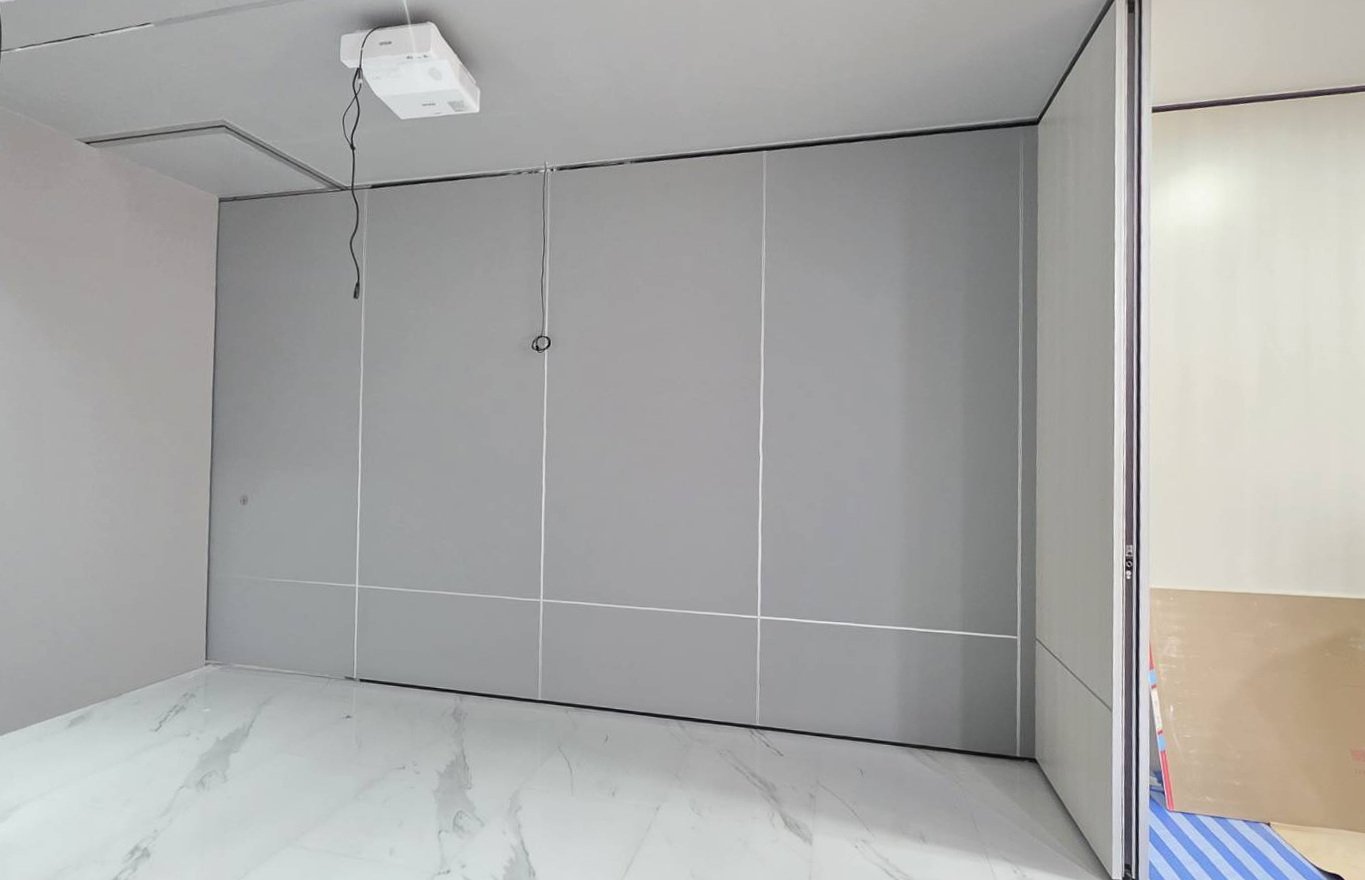 ผลงานติดตั้งฟิล์มสีเทาบนผนังไม้อัด 