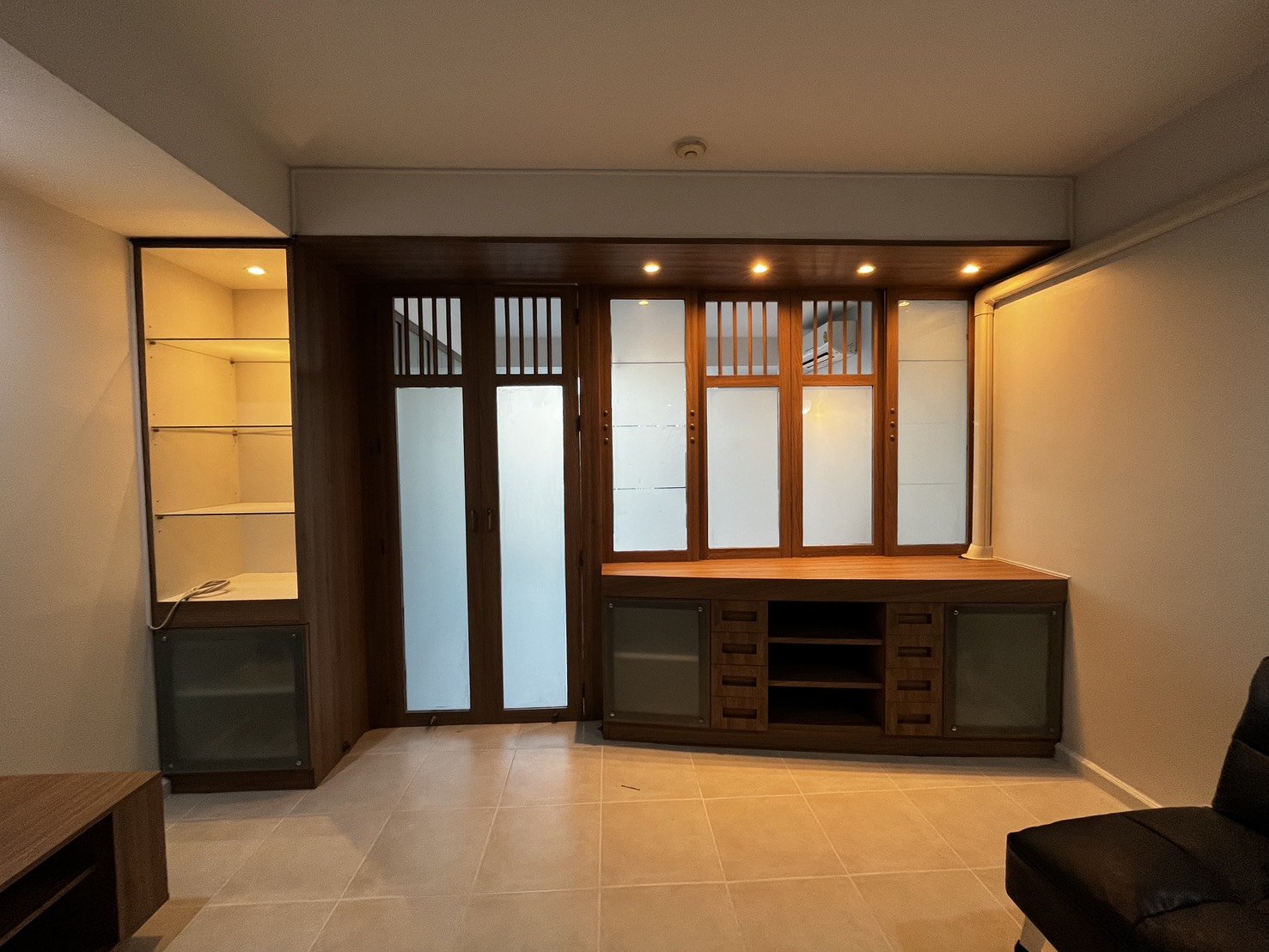 ผลงานการติดอินทีเรียฟิล์มลายไม้ ติดบานตู้ ลิ้นชัก ชั้นวางทีวี และ ประตูู