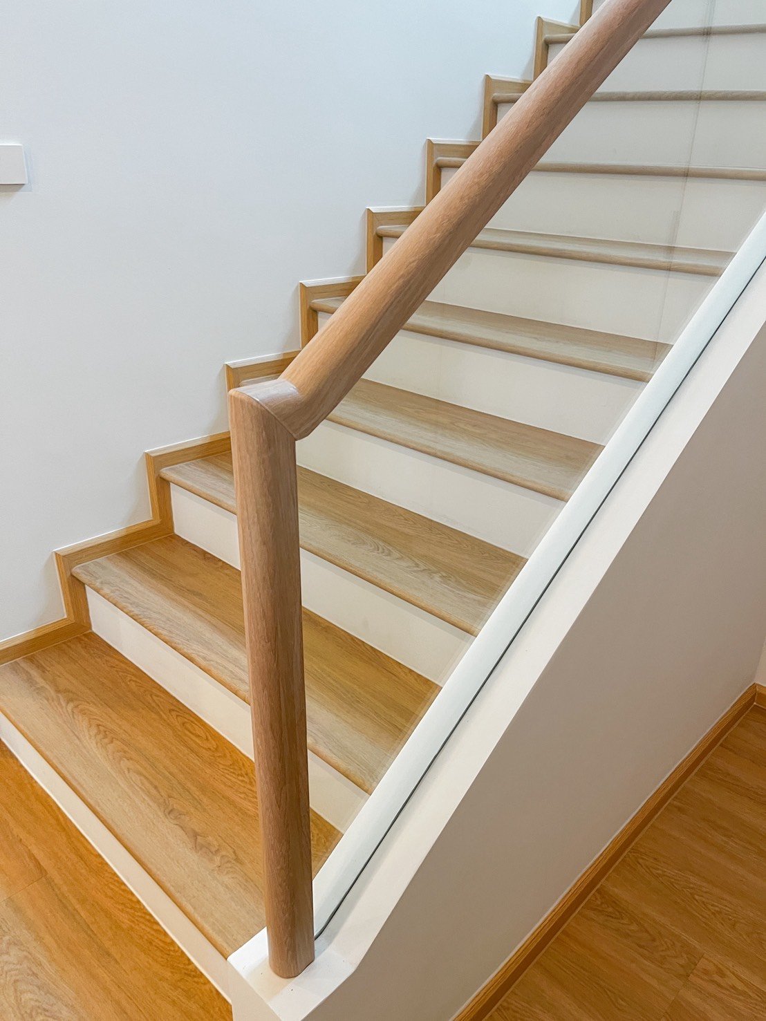 ผลงานติดตั้งฟิล์มลายไม้ บนราวบันได