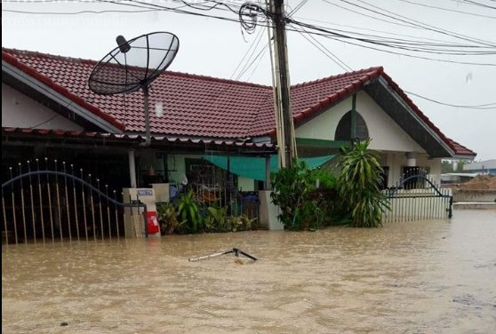 ฝนตกหนักน้ำท่วมพัทยา (มีคลิป)