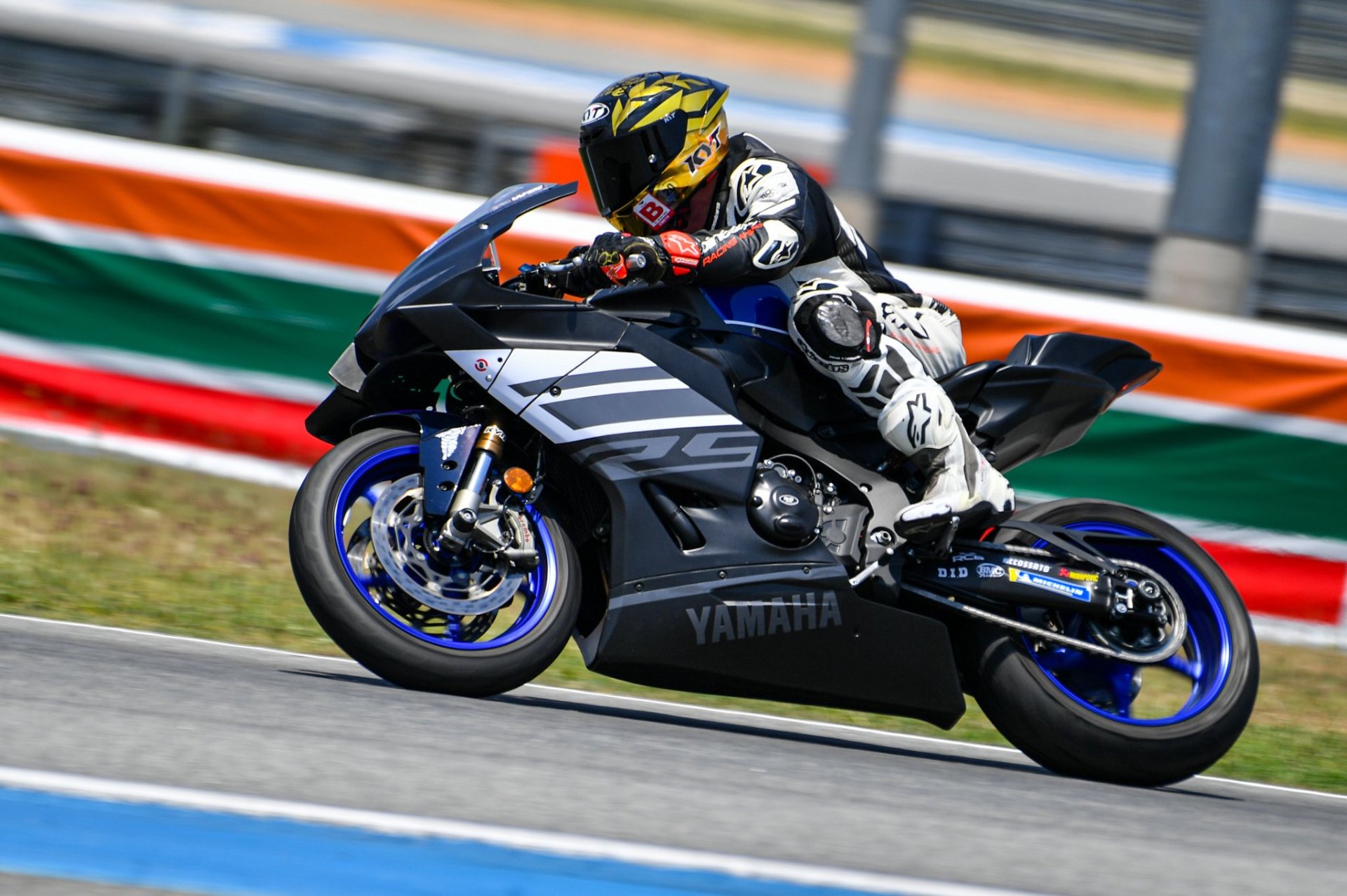 Yamaha R9 เป็นมอเตอร์ไซค์อีกหนึ่งรุ่นที่ ครอบคลุมการใช้งานได้หลากหลายมาก