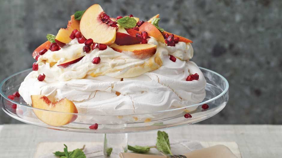 Peaches and Cream Pavlova : พีช และพาฟโลวาครีม Peaches and Cream Pavlova : พีช และพาฟโลวาครีม