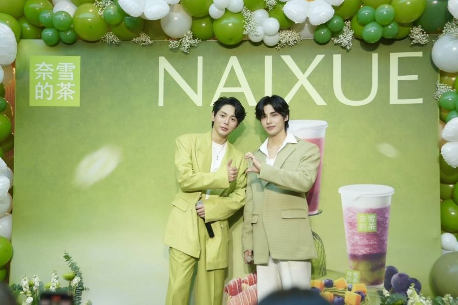 อัพ-ภูมิ ร่วมเสิร์ฟความหวานเมนูเครื่องดื่มกับ NAIXUE 