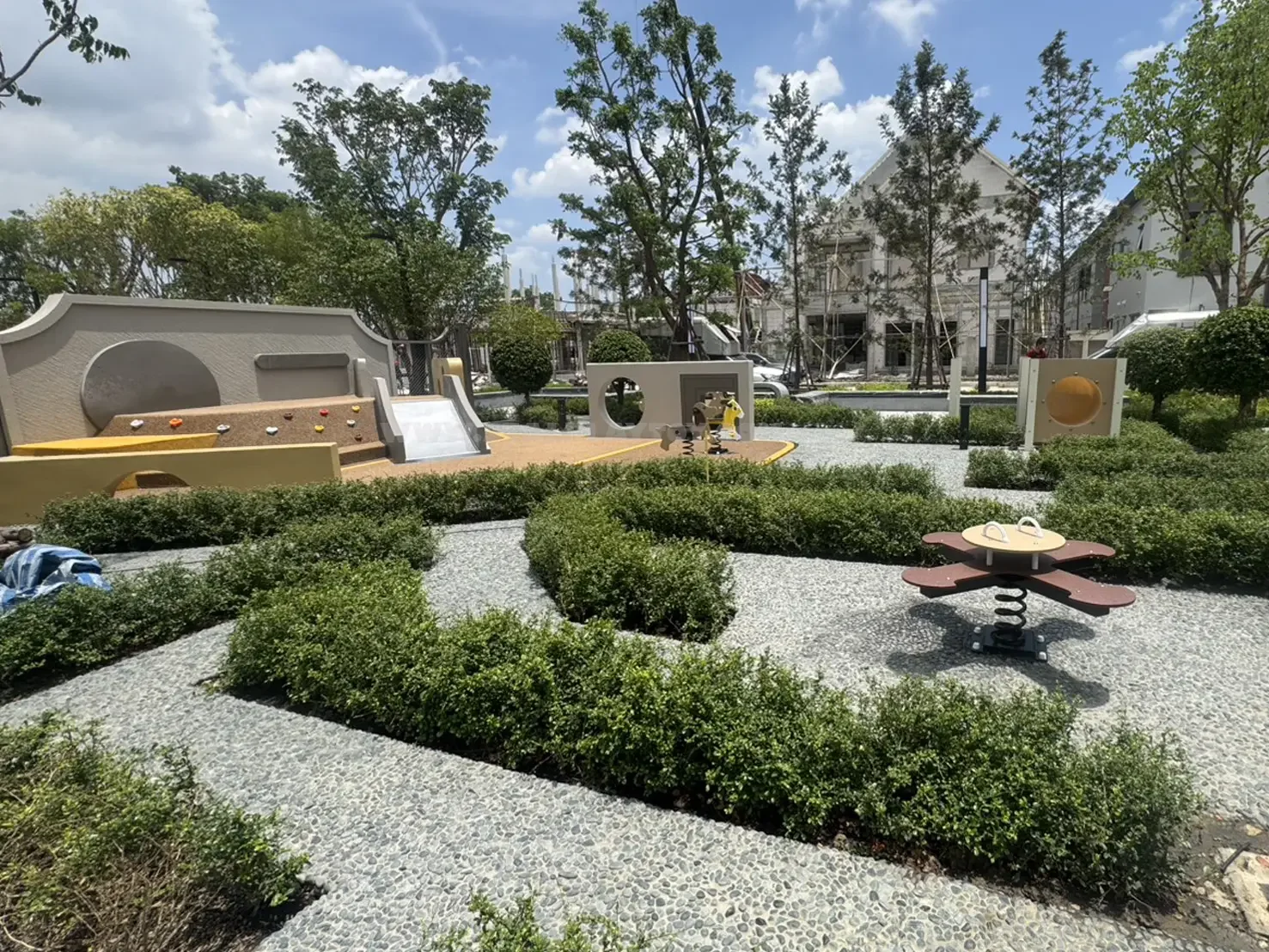 ติดตั้งเครื่องเล่นสนาม โยกเยกสปริง และพื้นยาง EPDM ภายในโครงการ แกรนด์ บางกอก บูเลอวาร์ด ราชพฤกษ์-พรานนก