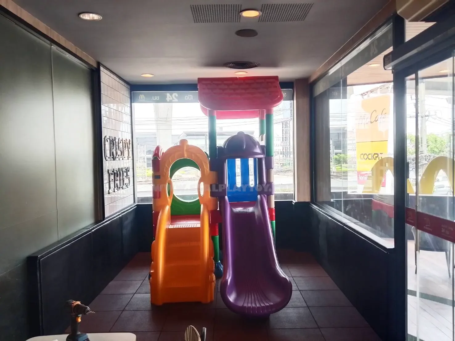 ติดตั้งกระดานลื่นและพื้นยาง EPDM ภายใน McDonald's เซ็นทรัล พระราม 2
