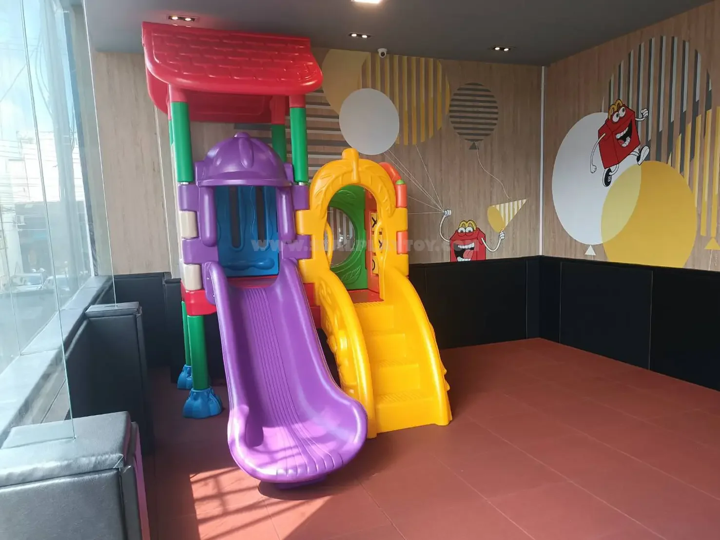 เครื่องเล่นสนามเด็กในร่ม ติดตั้งภายใน McDonald's อิมพีเรียล สำโรง พร้อมพื้นยางกันกระแทกสำหรับเด็ก