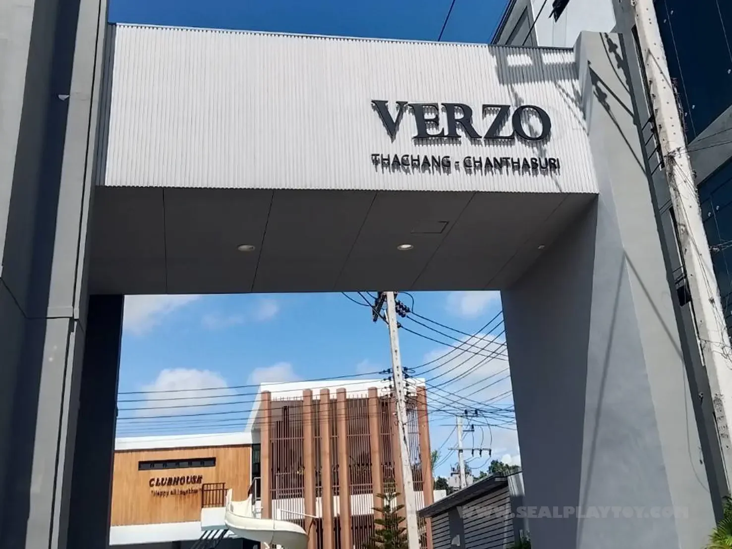 ติดตั้งเครื่องเล่นสนามและโยกเยกสปริง ภายในโครงการ VERZO ท่าช้าง – จันทบุรี