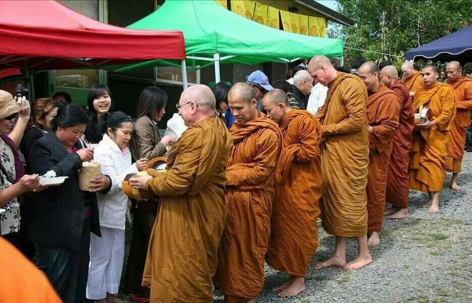 พุทธศาสนิกชนชาวอิตาลี ใส่บาตรพระ ในวาระที่ ‪‎ประเทศอิตาลีบรรจุให้พระพุทธศาสนาเป็นศาสนาประจำชาติ