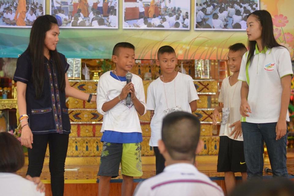 พระวิทยากรกลุ่มเพื่อชีวิตดีงาม ได้รับนิมนต์จากพระครูโอภาสโพธินันท์ ให้มาเป็นพระวิทยากรอบรมนักเรียนโรงเรียนสามชัยอุดมวิทย์ 