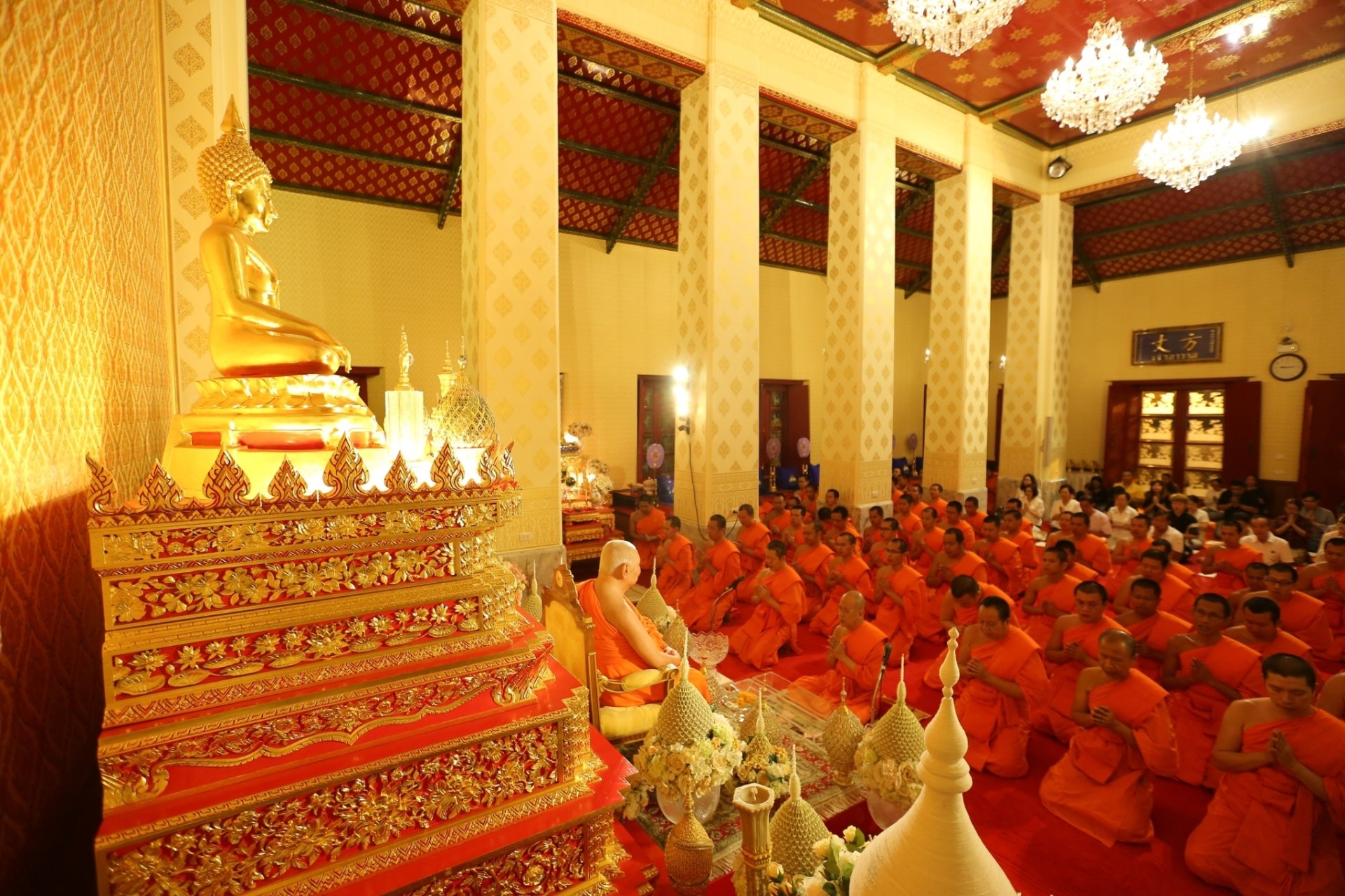 พระพรหมสิทธิ นำคณะสงฆ์วัดสระเกศและพุุทธศาสนิกชน เจริญจิตภาวนา ถวายเป็นพระราชกุศล แด่พระบาทสมเด็จพระเจ้าอยู่หัวในพระบรมโกศ