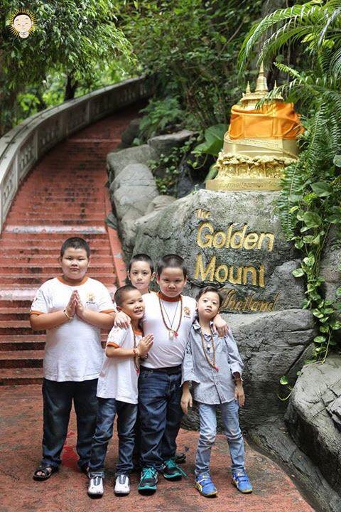 อดีตสามเณรปลูกปัญญาธรรมปี ๕ และผู้ปกครอง  มาร่วมทำบุญถวายภัตตาหารเพล แก่คณะพระอาจารย์พี่เลี้ยง และคณะพระวิทยากรกระบวนธรรม จำนวน ๘๙ รูป