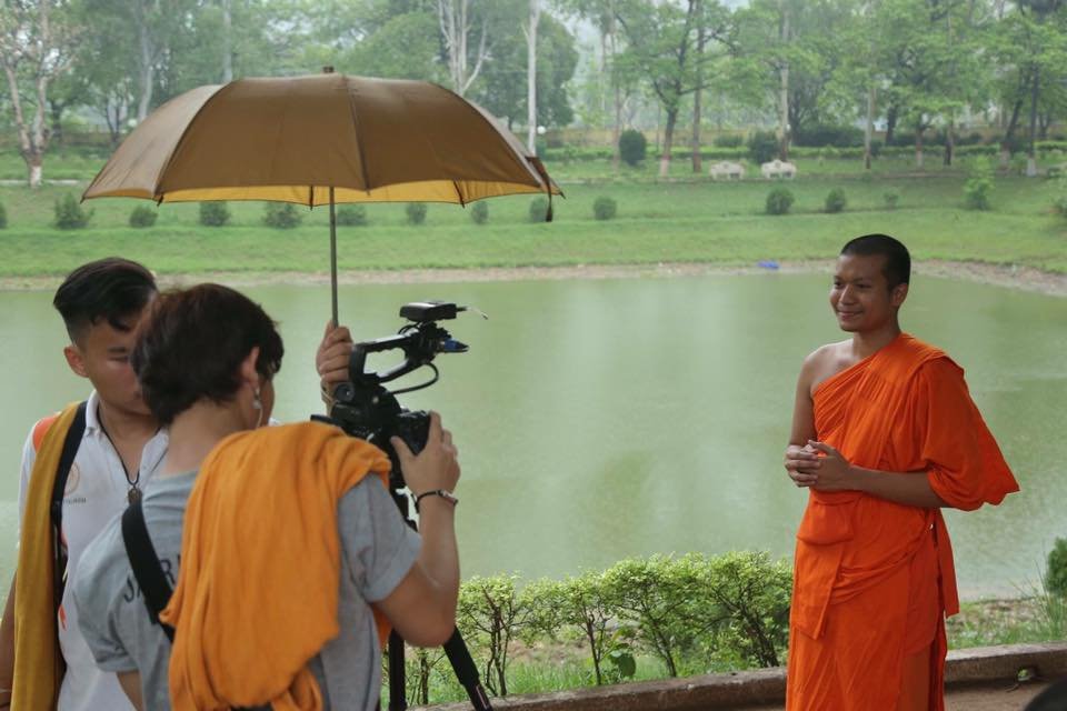 ทีมงานจริยธรรมแชนแนล ปฏิบัติหน้าที่บันทึกเทป และภาพนิ่ง ในโครงการอบรมพระวิทยากรกระบวนธรรม รุ่นที่ ๑ ระหว่างวันที่ ๓ -๘ กรกฎาคม ๒๕๕๙ ณ ประเทศอินเดีย