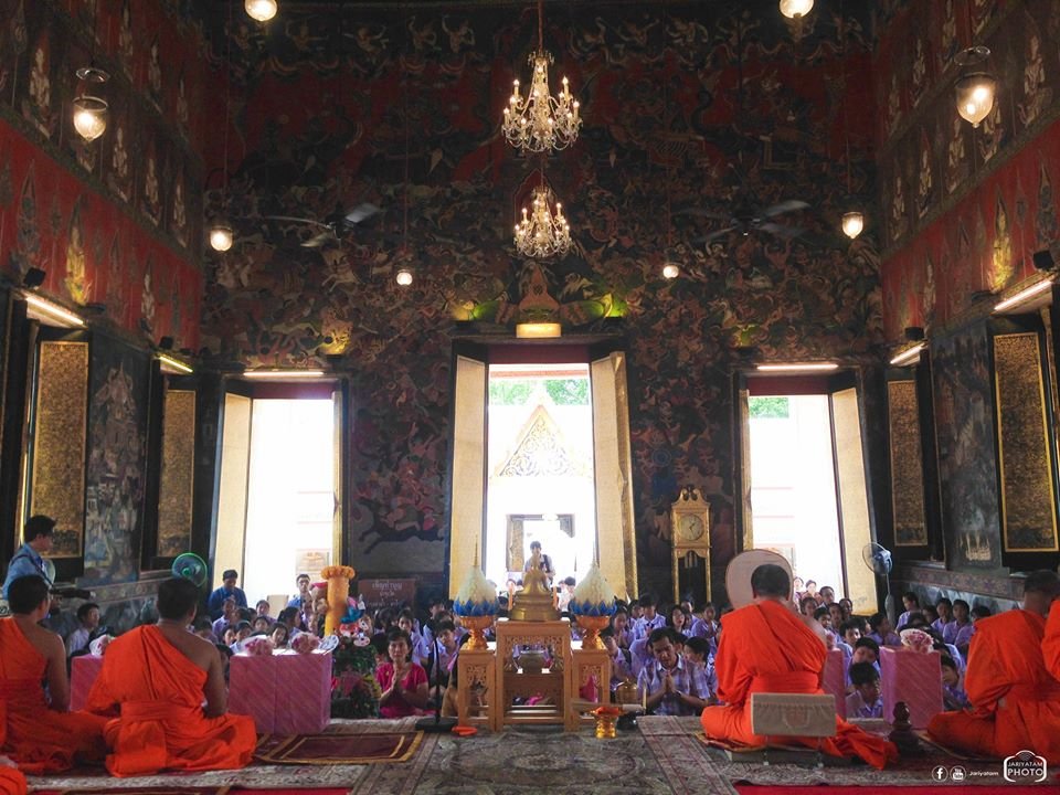 ผู้อำนวยการโรงเรียนสาธิตจุฬาฯ ฝ่ายประถม (รศ.สุพร ชัยเดชสุริยะ) พร้อมด้วยคณาจารย์ และนักเรียนนำเทียนพรรษาไปประกอบพิธีถวายแด่พระสงฆ์ที่วัดสระเกศ