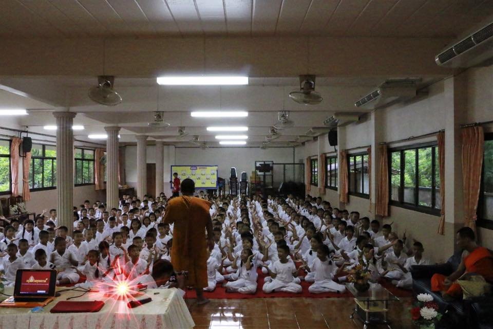 ค่ายคุณธรรมจริยธรรมนักเรียน โรงเรียนพวงคราม นักเรียนชั้นประถมศึกษาชั้นปีที่ 1-4 บรรยายโดยคณะพระวิทยากรกลุ่มใต้ร่มพุทธธรรม 