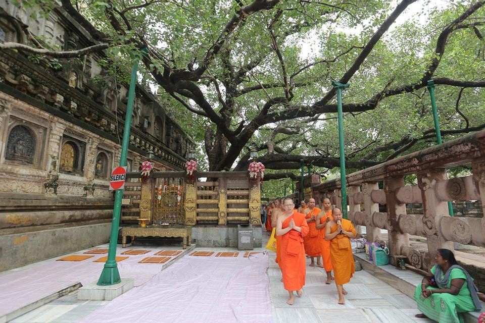 พระวิทยากรกระบวนธรรม พร้อมเพรียงกันเดินประทักษิณาเวียนรอบเจดีย์พุทธคยา ซึ่งเป็นพุทธสังเวชนียสถานที่สำคัญที่สุดใน ๑ ใน ๔ สังเวชนียสถาน