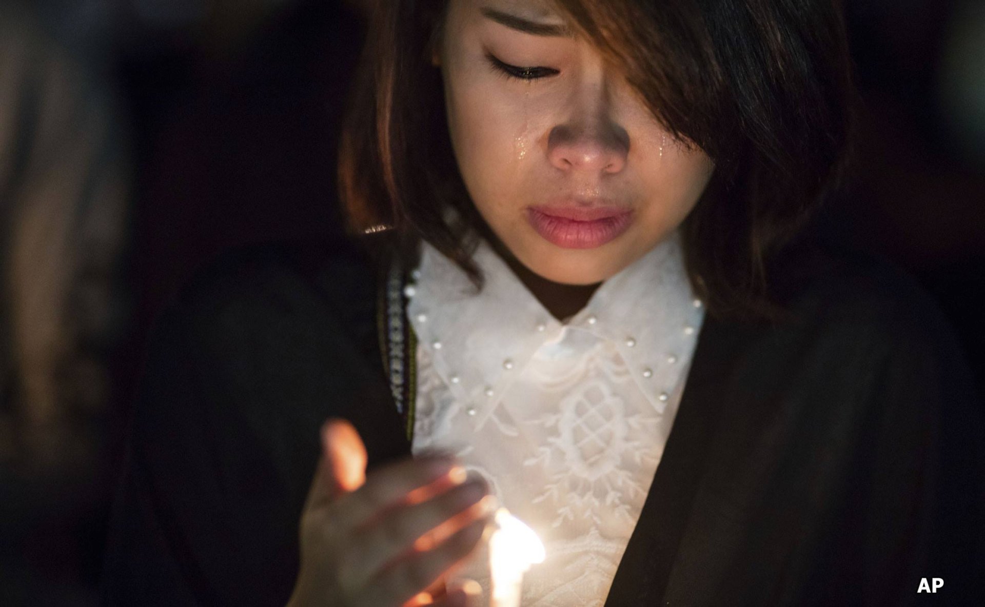 พสกนิกรจุดเทียนถวายอาลัยแด่พระบาทสมเด็จพระเจ้าอยู่หัวในพระบรมโกศ