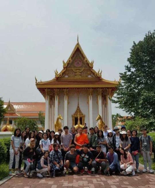 พระศรีสิทธิวิเทศ นำคณาจารย์นิสิตนักศึกษาคณะสังคมวิทยาและมานุษยวิทยามหาวิทยาลัยธรรมศาสตร์ ซึ่งเดินทางมาศึกษาเยือนวัดเหมอัศวาราม 