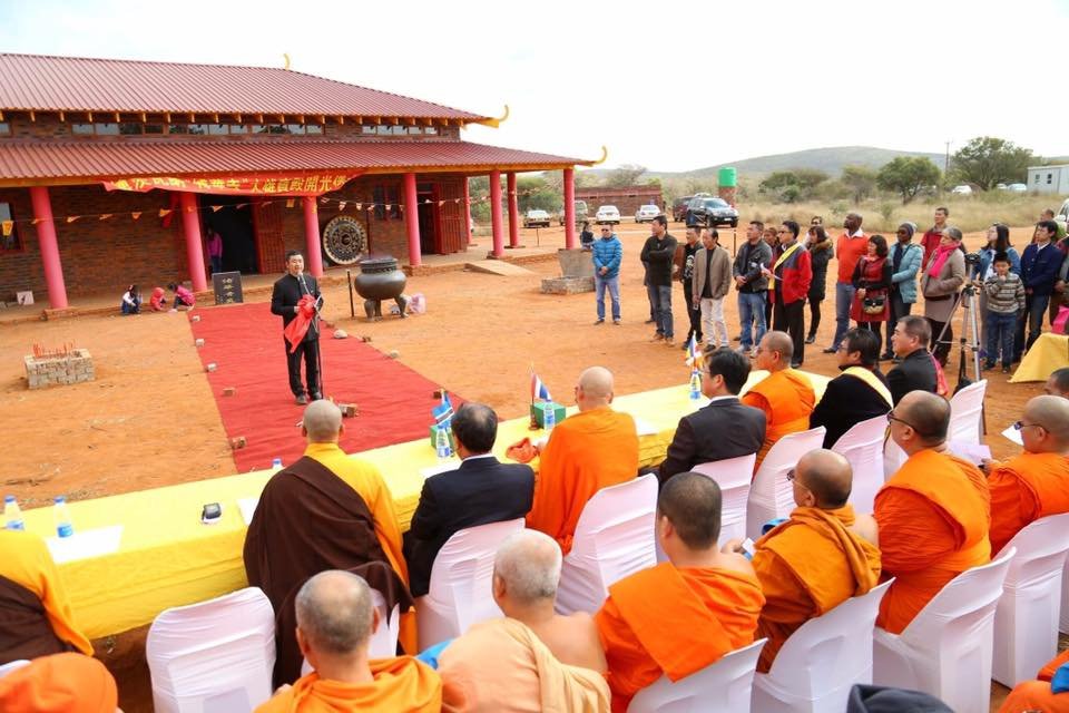 พิธีเปิดวัดพุทธสามัคคี (โบ-หัว) เมืองกาโบโรน ประเทศบอตสวานา มีพระเดชพระคุณ พระกิตติโสภณวิเทศ ประธานสหภาพพระธรรมทูตไทยในโอเชียเนีย เป็นประธานฝ่ายสงฆ์