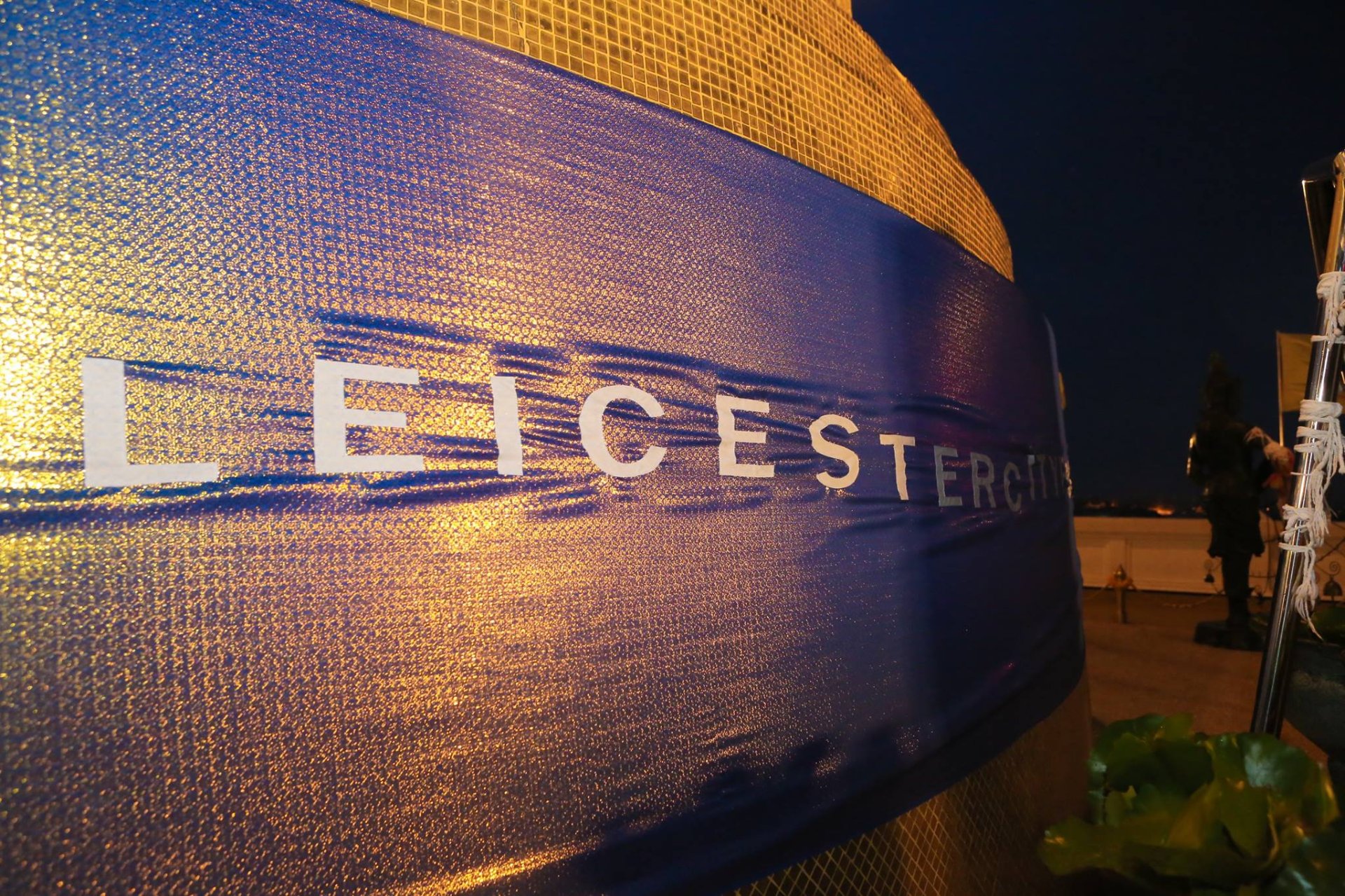 คุณวิชัย และคุณเอมอร ศรีวัฒนประภา พร้อมครอบครัว ร่วมทำบุญฉลองการคว้าแชมป์พรีเมียร์ลีก อังกฤษ ของสโมสรฟุตบอล เลสเตอร์ ซิตี้