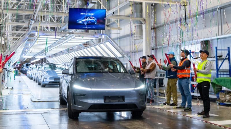 เริ่มแล้ว! Tesla เดินหน้าผลิต New Model Y  แรงขึ้น ไกลขึ้น คุ้มค่ากว่าเดิม  ยอดจองทะลุ 50,000 คันในวันเดียว เริ่มแล้ว! Tesla เดินหน้าผลิต New Model Y  แรงขึ้น ไกลขึ้น คุ้มค่ากว่าเดิม  ยอดจองทะลุ 50,000 คันในวันเดียว